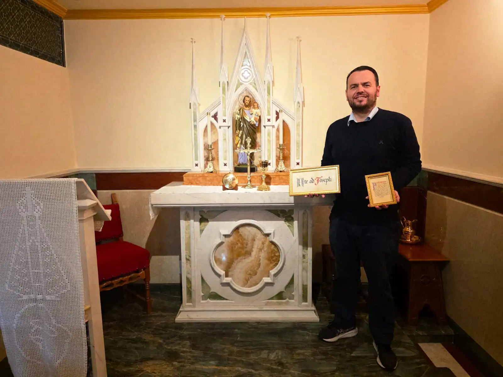 Deputado Gil Diniz ao lado do altar da Capela de São José