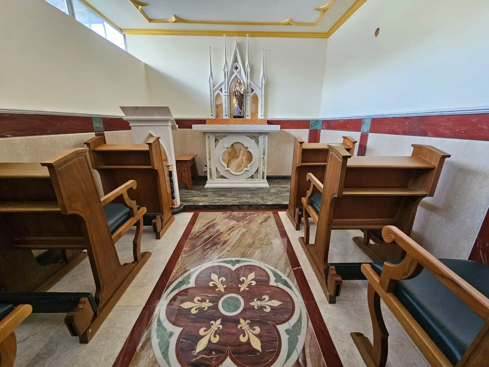 Vista frontal da nave da Capela de São José com altar e bancos