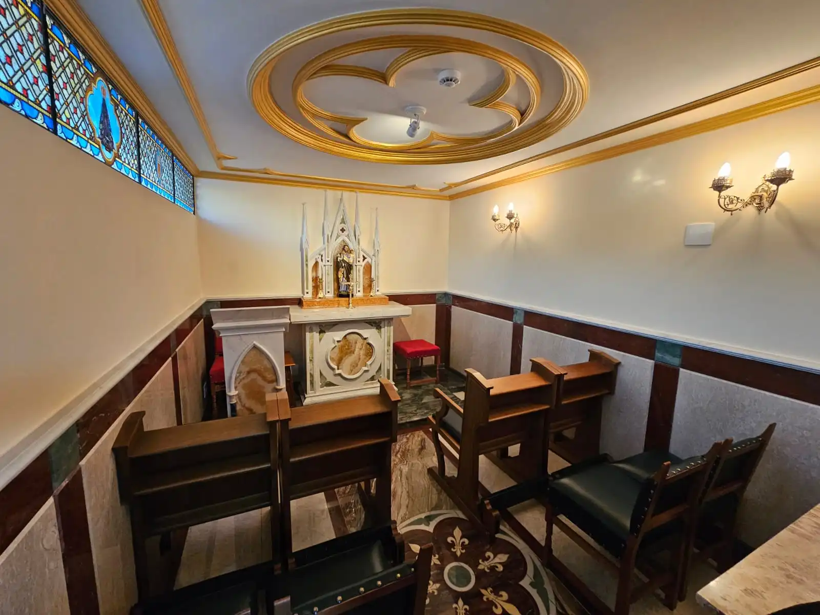 Detalhe do teto em estuque dourado da Capela de São José