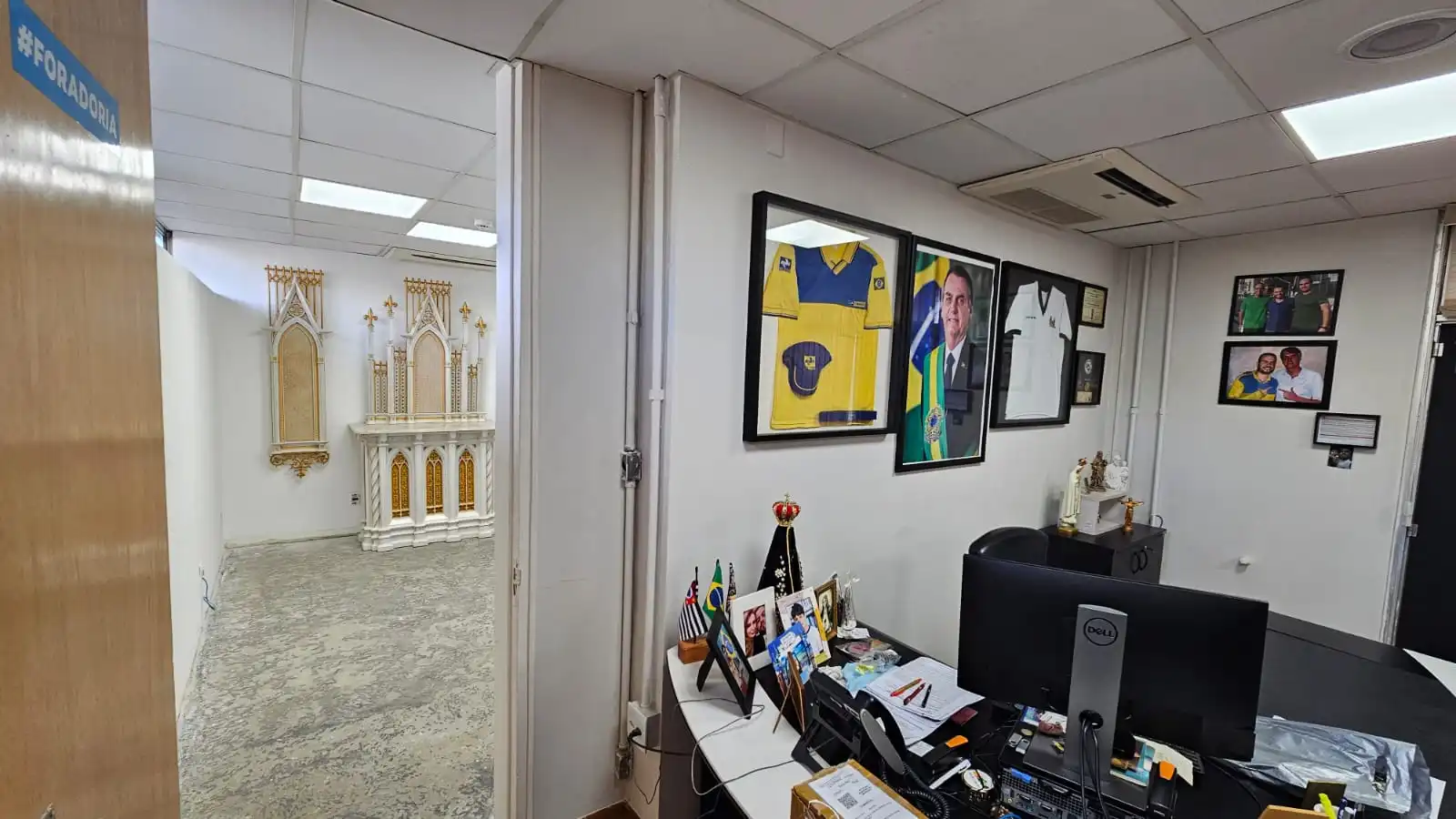 A porta do gabinete do deputado Gil Diniz com acesso direto à Capela de São José